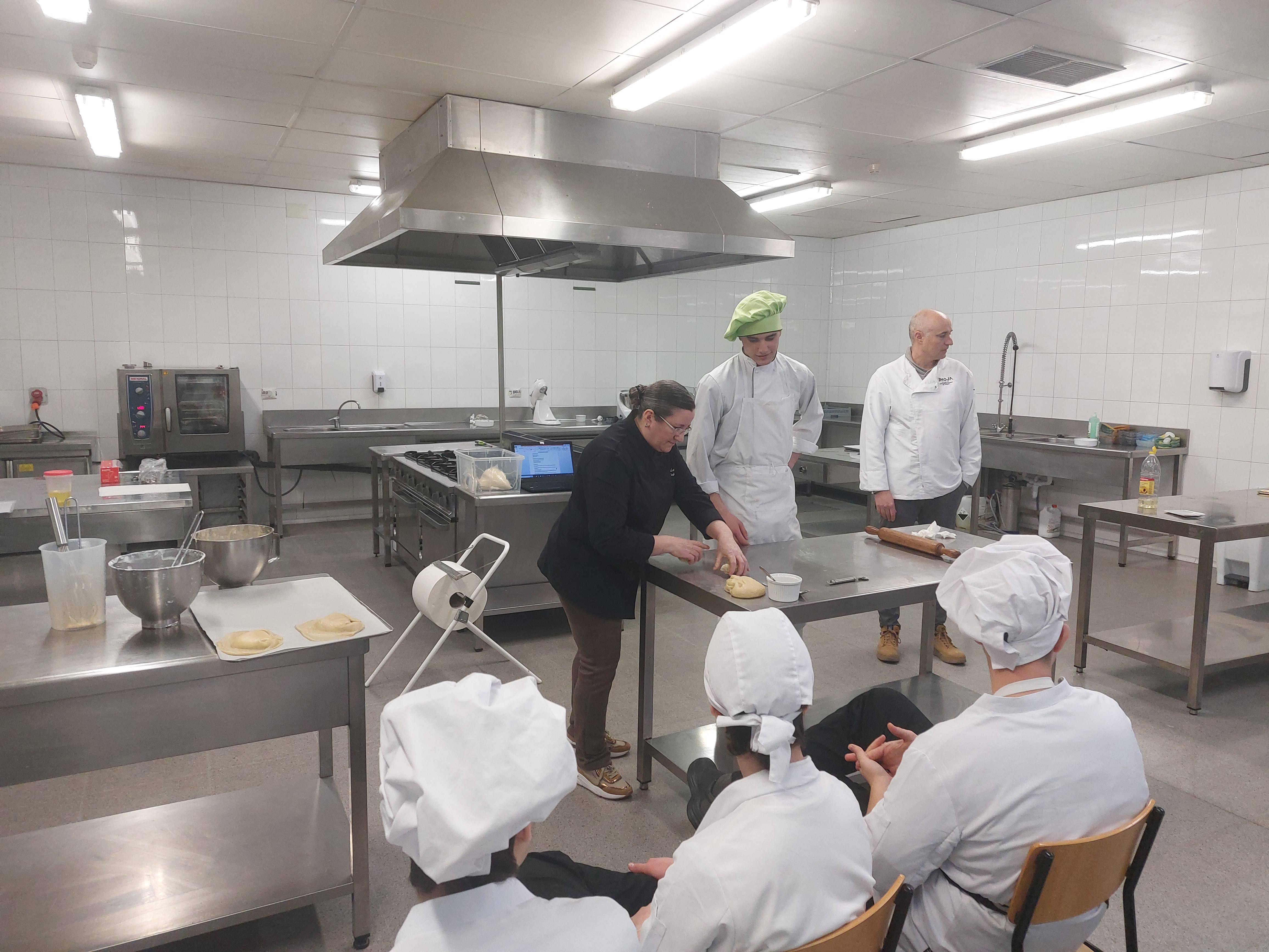 El alumnado de FPB de Cocina del IES Alhama de Corella se acerca al mundo de la repostería
